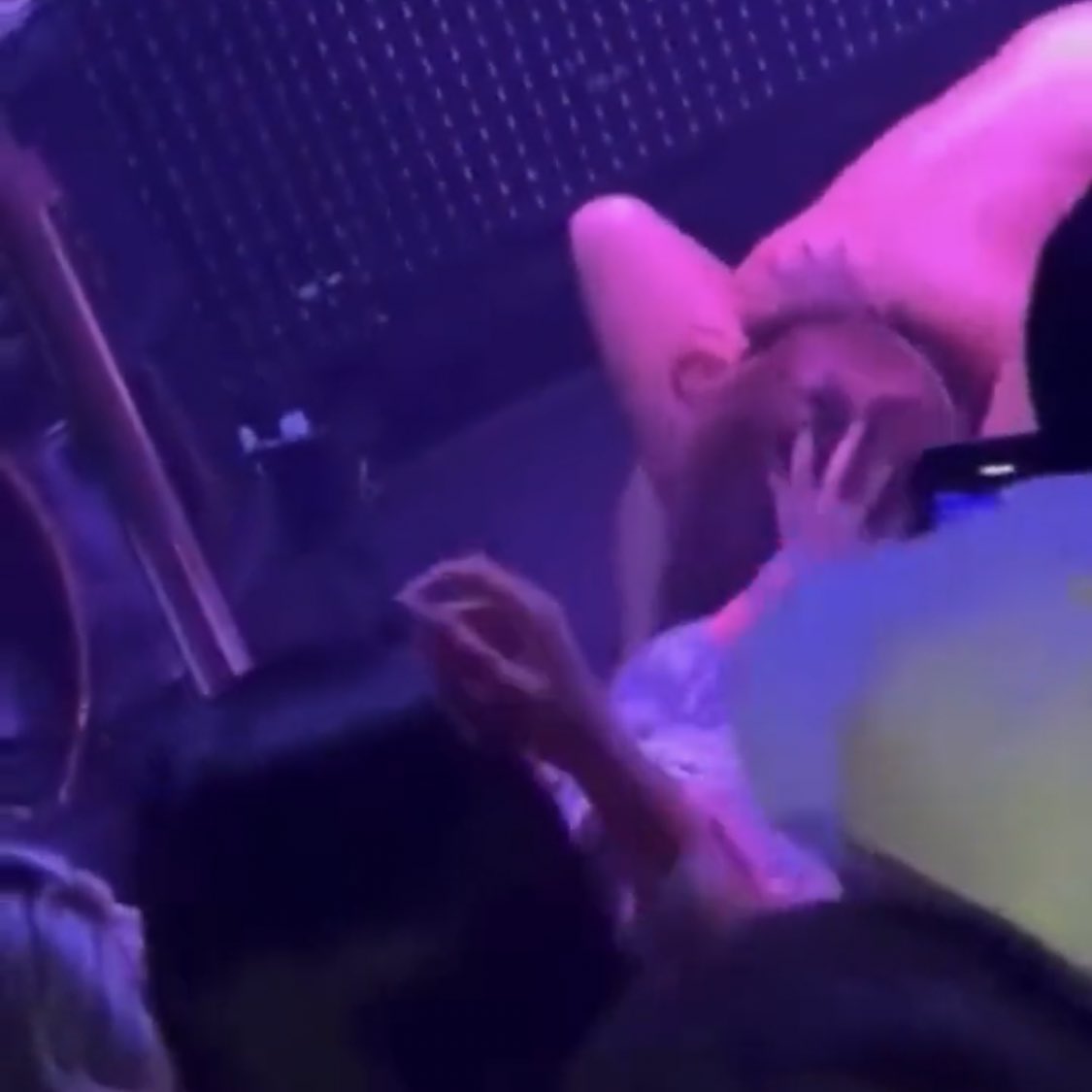 Vídeo completo da mulher fazendo sexo oral na MC Pipokinha no show - Sexo  Caiu na Net